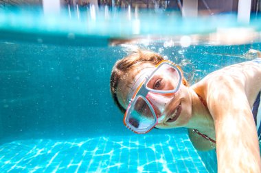 Çocuk havuzunda sualtı