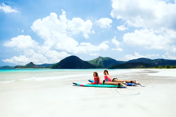 Família surfando em praia tropical — Fotografia de Stock