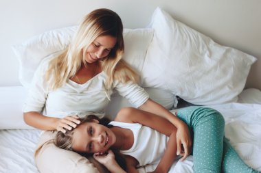 Ara yayılma kızı ile anne