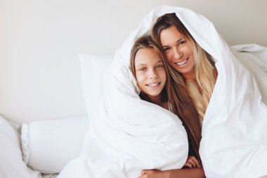 Ara yayılma kızı ile anne