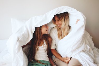 Ara yayılma kızı ile anne