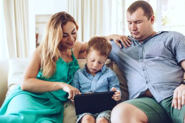 Aile oturma odasında tablet kullanma