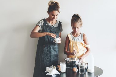 Anne kızıyla birlikte pişirme