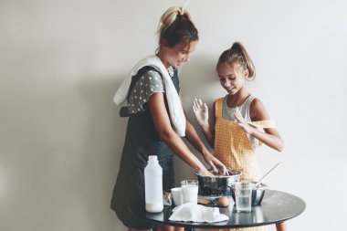Anne kızıyla birlikte pişirme