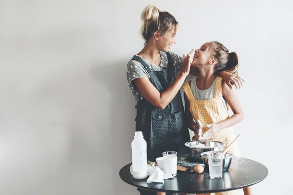 Mamá con su hija — Foto de Stock