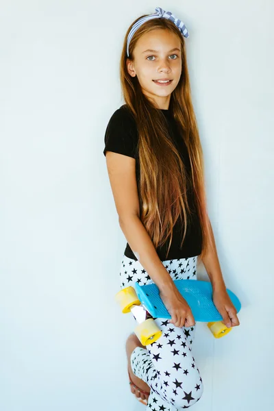 Teenage skater girl — Stock Photo, Image