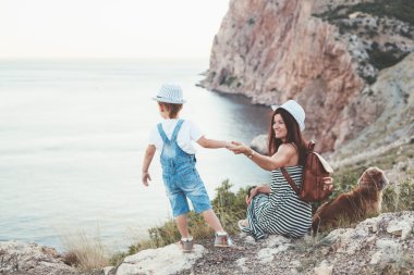 Aile ile köpek yürüyüş
