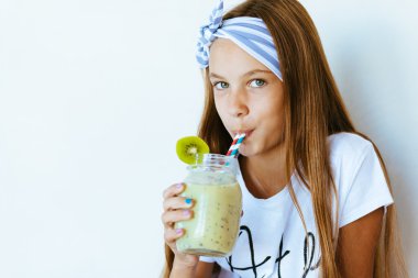 Çocuk kız içme güler yüzlü