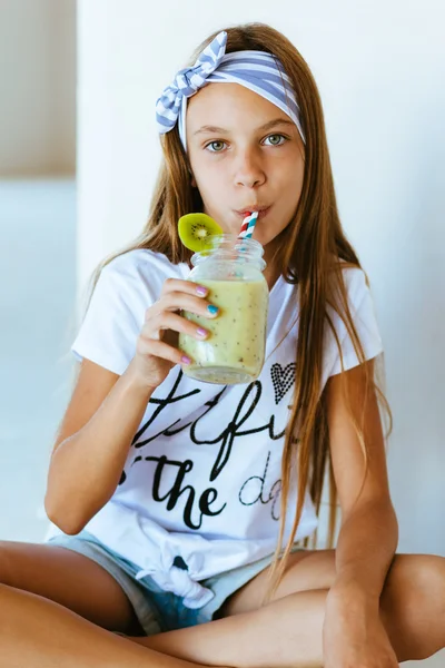 Kid girl drinking smoothie — Stock Photo, Image