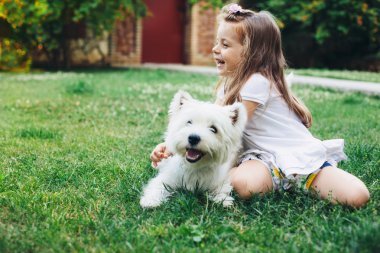 Köpekle oynayan çocuk