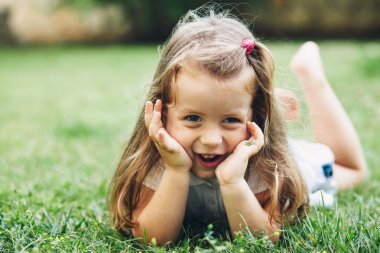 yeşil çimen çocuk