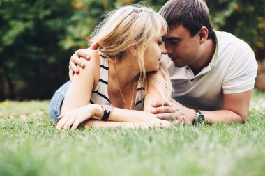 çimlerde oturan Çift