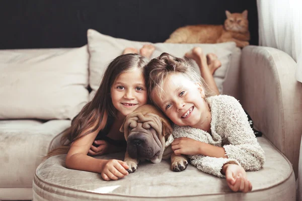Kinder mit Haustier — Stockfoto