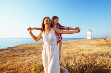 Sahilde yürüyüş anne ile çocuk