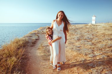 Sahilde yürüyüş anne ile çocuk