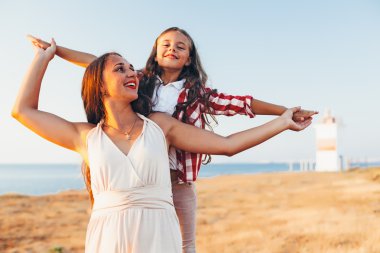 Sahilde yürüyüş anne ile çocuk