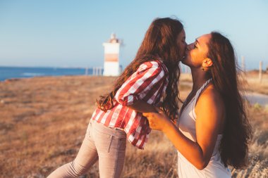 Sahilde yürüyüş anne ile çocuk