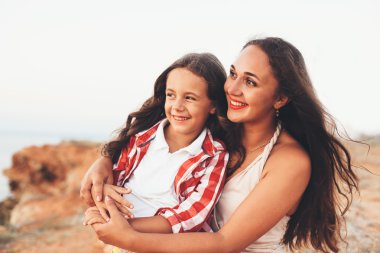 Sahilde yürüyüş anne ile çocuk