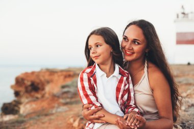 Sahilde yürüyüş anne ile çocuk