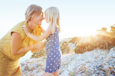 Anne Çocuk güneş ışığı ile oynarken