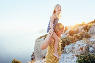 Anne Çocuk güneş ışığı ile oynarken