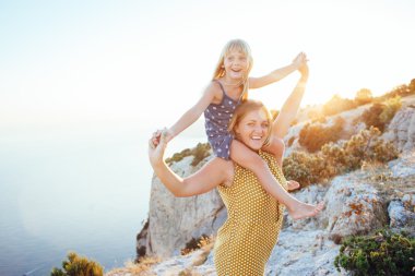 Anne Çocuk güneş ışığı ile oynarken