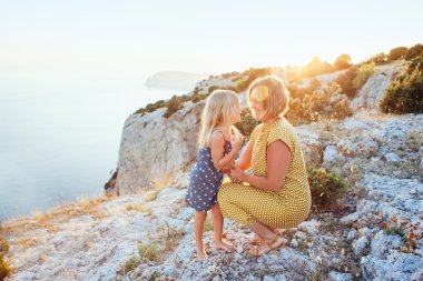 Anne Çocuk güneş ışığı ile oynarken