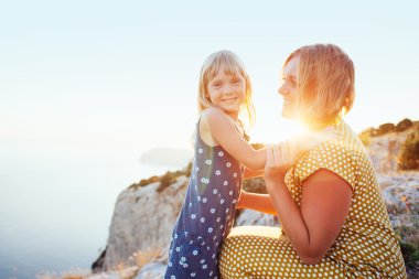 Anne Çocuk güneş ışığı ile oynarken