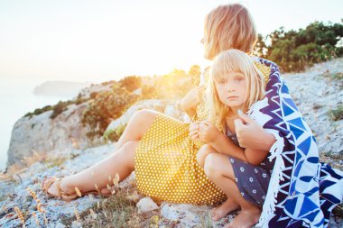 Anne Çocuk güneş ışığı ile yürüme