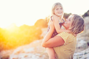 Anne Çocuk güneş ışığı ile oynarken