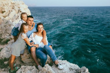 Aile deniz kıyısında