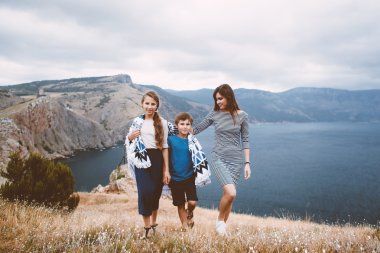 Açık yürüyüş çocuklu anne