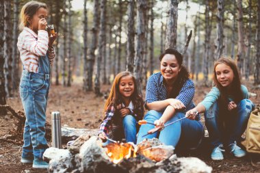 Çocuklar sonbahar orman yangında tarafından