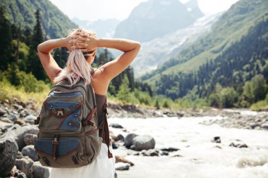 Nehir kenarında yürüyüş Gezgin