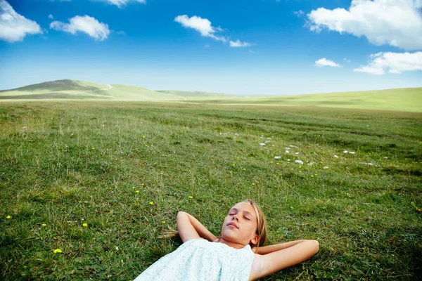 Fille détente sur l'herbe — Photo