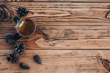 Rustik masada sonbahar çay