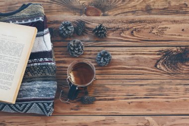 Rustik masada sonbahar çay