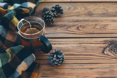 Rustik masada sonbahar çay