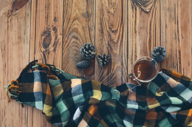 Rustik masada sonbahar çay