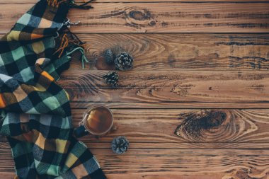 Rustik masada sonbahar çay