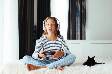 video oyunu oynayan çocuk