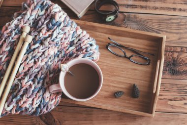 Örgü ve kahve bir tepsi