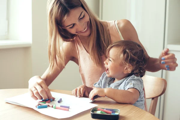 Mama gra z synem Zdjęcia Stockowe bez tantiem