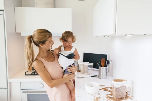 Maman avec enfant dans la cuisine Photos De Stock Libres De Droits