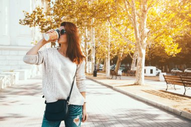 İle yürüyen kadın kahve götürün