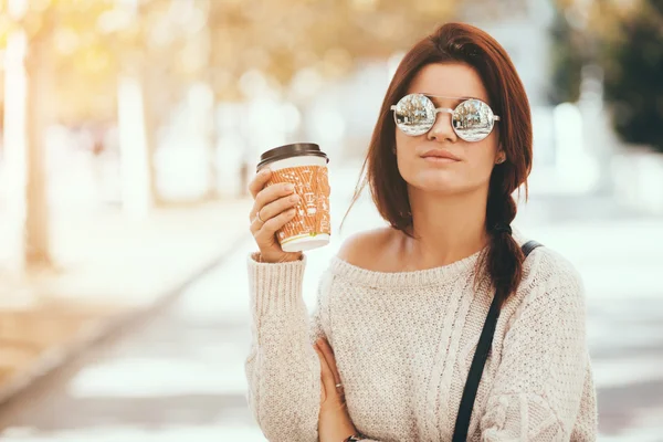 Kobieta idąca ze zabrać kawy Obraz Stockowy