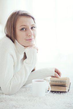 kız kitap okuyor.