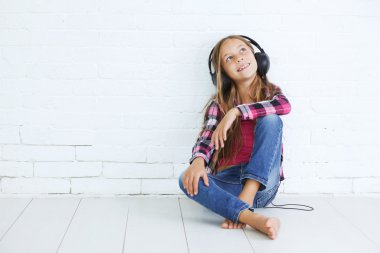 Çocuk müzik dinleme