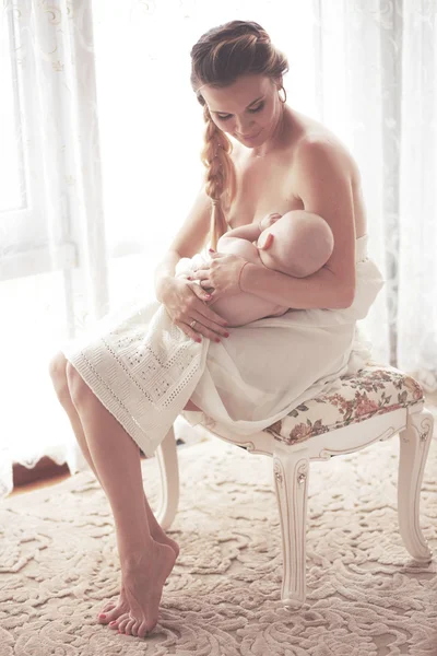 母亲与婴儿 — 图库照片