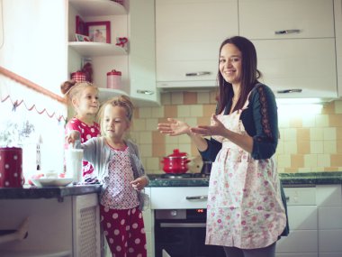 Anne mutfakta çocuklarla